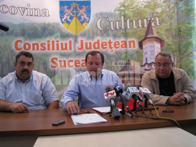 Gheorghe Flutur şi reprezentanţii firmelor constructoare, la semnarea contractului pentru modernizarea drumul judeţean Vatra Dornei - Şaru Dornei - Panaci