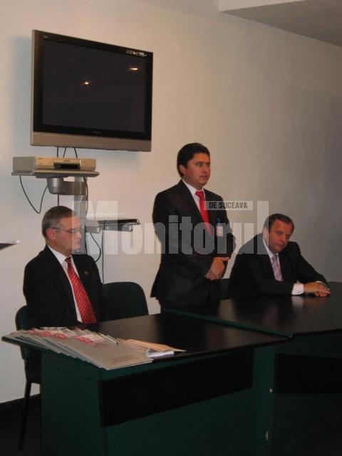 Ministrul consilier Miroslaw Cieslik, deputatul Ghervazen Longher şi preşedintele CJ Suceava, Gheorghe Flutur