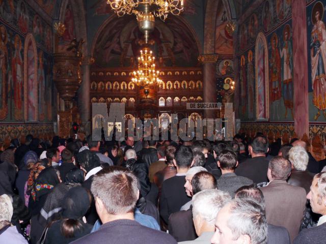 Ultimul drum: Peste 2.000 de credincioşi, prezenţi la funeraliile preotului protoiereu Vasile Sandu