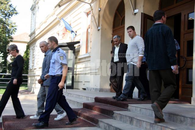 Plasatorii de valută falsă din Fălticeni rămân în arest pentru următoarele trei săptămâni