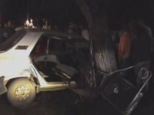 Autoturismul Dacia s-a izbit violent într-un copac de pe marginea drumului