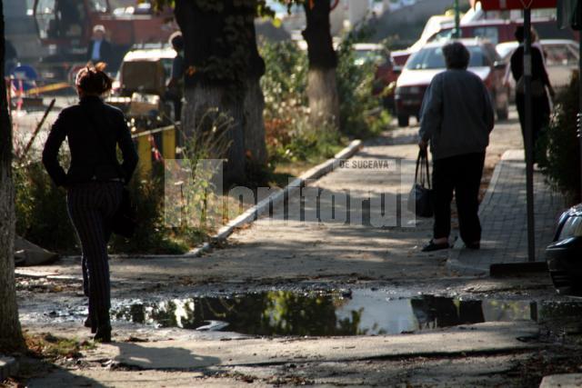 Pietonii au fost nevoiţi ieri să facă adevărate numere de acrobaţie