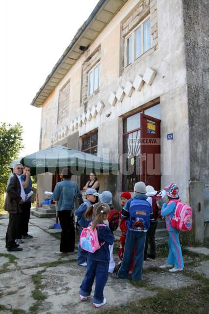 Clădirea în care învaţă copiii din Hreaţca are, la parter, un magazin mixt şi un bar