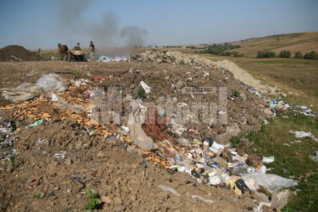 Fosta groapă de gunoi a comunei Moara fumegă aproape zilnic