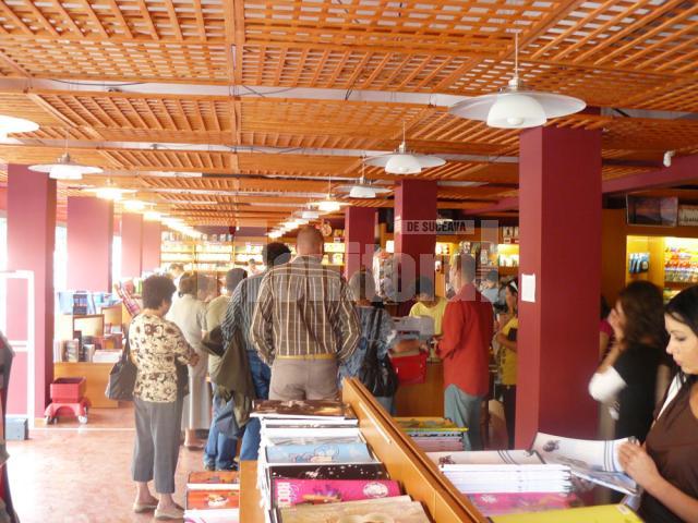 Tradiţie: Aglomeraţie în librăriile sucevene, la început de an şcolar