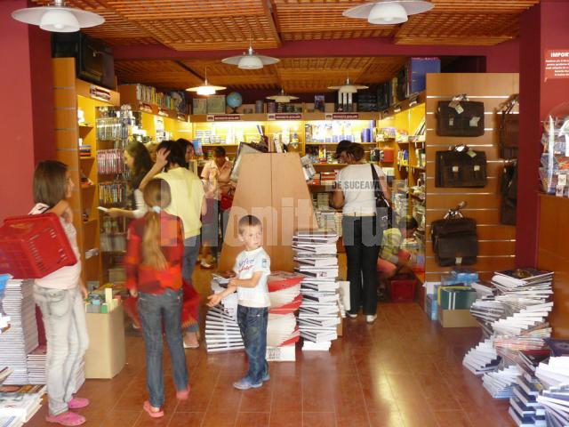 Tradiţie: Aglomeraţie în librăriile sucevene, la început de an şcolar