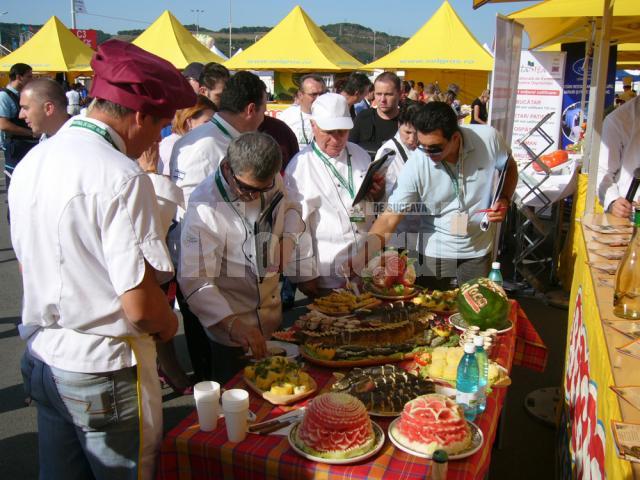 Membrii juriului, degustând preparatele gătire de bucătarii restaurantului Taco Loco
