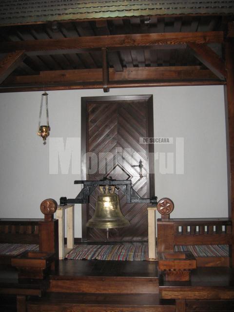 Clopotul folosit iniţial în ansamblul format dintr-o biserică şi o casă ţărănească a fost mutat în pridvorul casei bucovinene