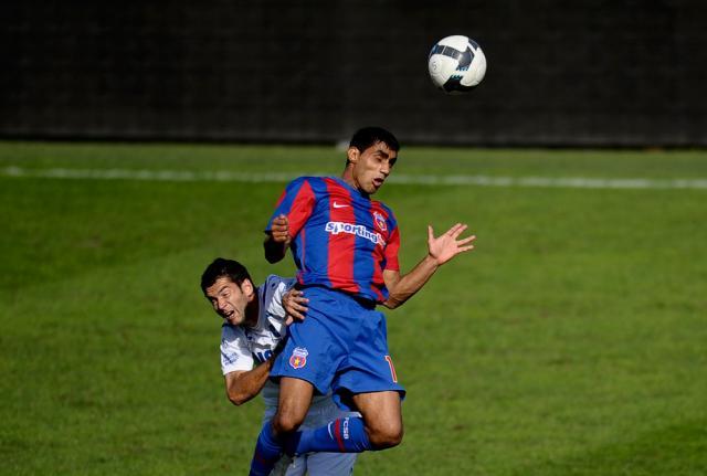 Bănel Nicoliţă, de la Steaua Bucureşti, luptă pentru balon cu un adversar de la Pandurii Târgu Jiu. Foto: MEDIAFAX