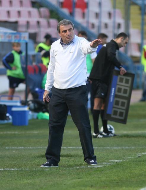 Antrenorul echipei Steaua, Mihai Stoichiţă, îşi coordonează jucătorii în meciul cu Pandurii Târgu Jiu. Foto: MEDIAFAX