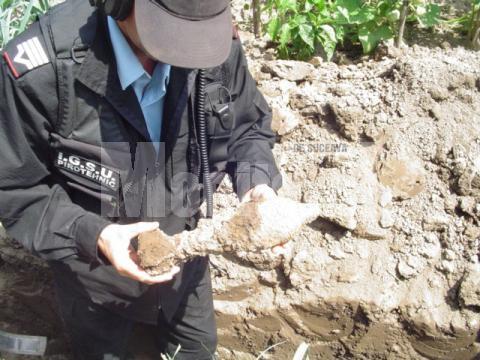 Surprize în pământ: A scos o bombă în timp ce săpa cu excavatorul