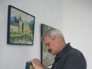 Anghel-Vasile Siminiuc panotând expoziţia