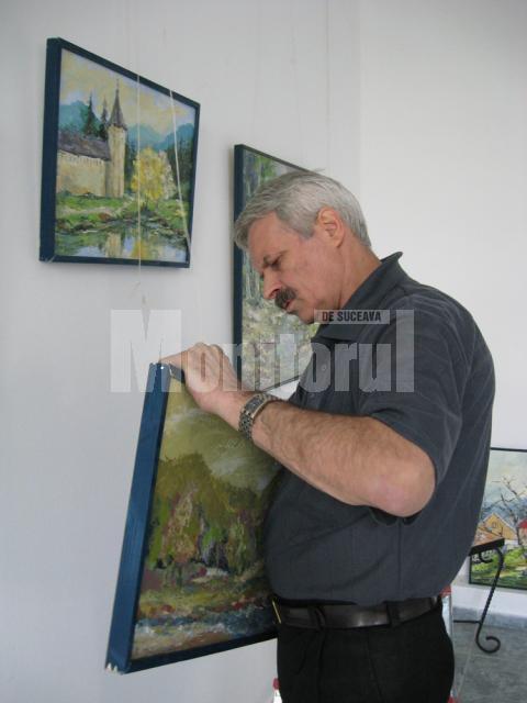 Anghel-Vasile Siminiuc panotând expoziţia