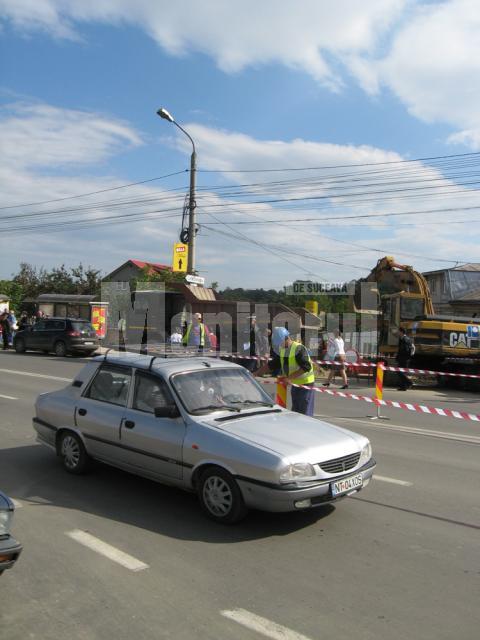 În centrul Sucevei, din patru benzi de circulaţie, au mai rămas deschise doar două