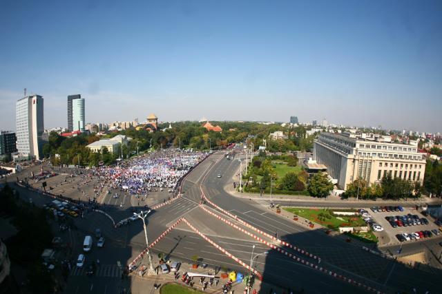 Aproximativ 15.000 de persoane s-au adunat ieri în Piaţa Victoriei din Bucureşti. Foto: MEDIAFAX
