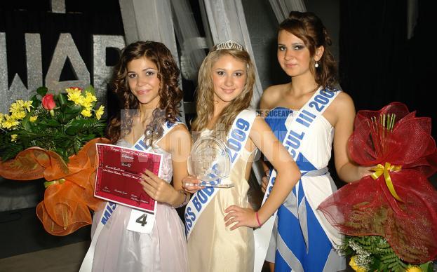 Miss Andrada Perhinschi si castigatoarele locului doi si trei in concurs, Mihalea Cojocariu si Alexandra tiganasu