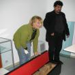 Directorul Emil Ursu si muzeograful Monica Dejan deschid seiful cu care au fost transportate piesele de patrimoniu