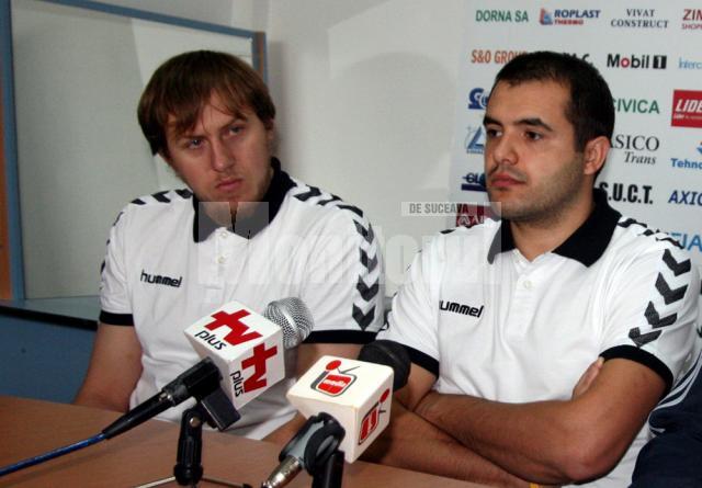 Andrei (dreapta) şi Tcaciuc (stânga) nu concept decât victoria în meciul cu Braşovul