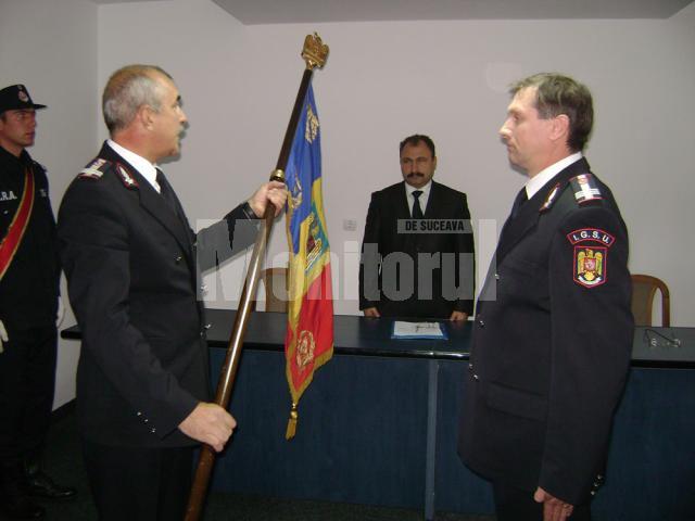 Colonelul Ungureanu, predandu-i  colonelului Burlui drapelul unitatii