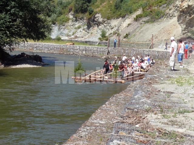 Una din îndeletnicirile locuitorilor din Ciocăneşti este mersul cu pluta pe Bistriţa
