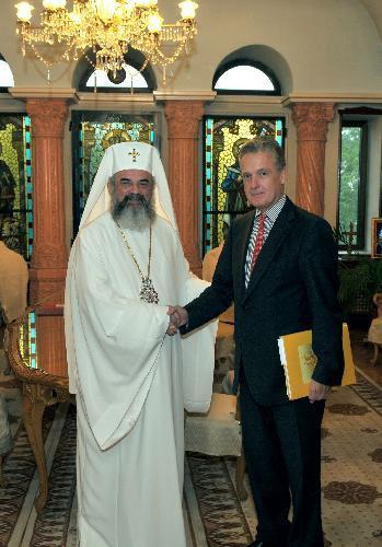 Patriarhul Daniel şi ambasadorul Andreas von Mettenheim. Foto: basilica.ro