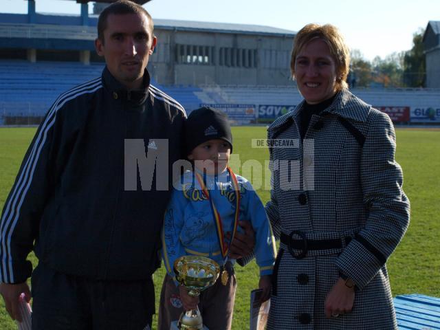 Cel mai tânăr participant, Alexadru Prâsneac, şi tatăl său, atletul Cristi Prâsneac, alături de Cristina Casandra