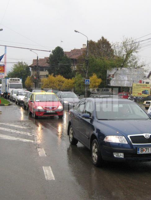 Sute de maşini au fost ieri blocate în trafic pe Calea Unirii, pe sensul de mers spre Centru