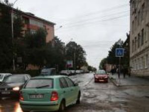 Străzile din Suceava, pline de gropi capcană