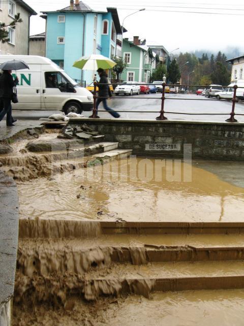 Lucrările la noua pârtie de schi au transformat staţiunea Vatra Dornei într-o mocirlă