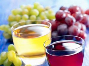 Vinul alb are efecte mai dăunătoare asupra danturii, decât vinul roşu. Foto: CORBIS