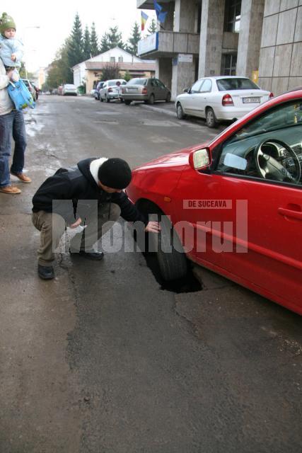 Maşina s-a blocat într-o groapă formată în asfalt în faţa sediului Finanţelor