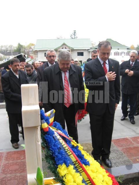 Liderul PSD Mircea Geoană a depus o coroană de flori la mormântul sublocotenentului postmortem Ioan Grosaru, ucis în anul 2007 într-o misiune în Irak
