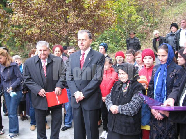 Mircea geoana impreuna cu mama lui Ioan Grosaru