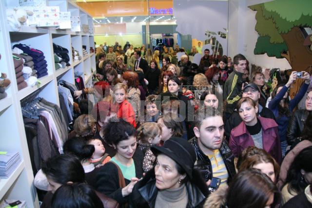 Peste o suta de copii si parinti la inaugurarea magazinului Picioru Gras