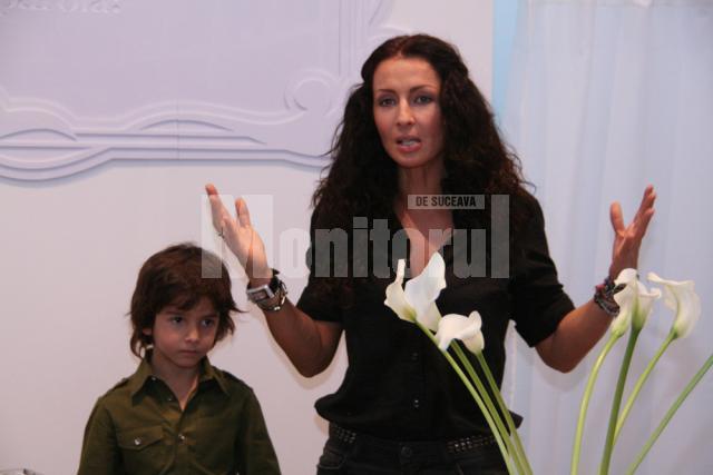 Mihaela Radulescu impreuna cu fiul ei Ayan