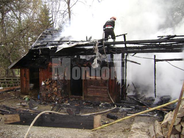 Flăcări cât casa: Gospodărie distrusă de flăcări, la Vicovu de Jos