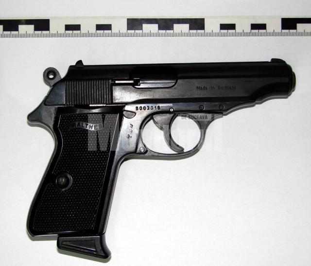 La percheziţia corporală poliţiştii au găsit asupra lui Ovidiu Szferle un pistol calibrul 10x22 T, deţinut ilegal