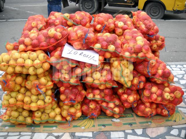 Producţie locală: De câţiva ani, merele se vând la Fălticeni cu un leu kilogramul