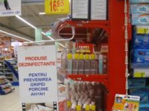 La Carrefour, un stand special, de unde clienţii îşi pot procura articole dezinfectante şi măşti de protecţie împotriva virusului AH1N1
