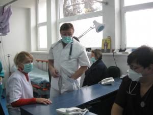 Cadrele medicale de la Unitatea de Primire a Urgenţelor lucrează numai cu mască de protecţie