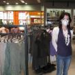 La Shopping City Suceava, una dintre vânzătoarele de la un magazin cu hăinuţe pentru copii a decis să lucreze cu masca pe faţă