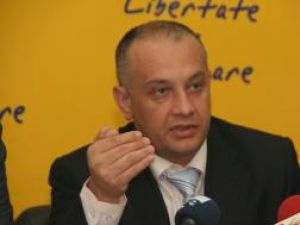 Alexandru Băişanu: „Sunt convins că dacă Gheorghe Flutur l-ar sprijini în campania electorală pe Tutankamon, şi acesta ar fi prietenul bucovinenilor”