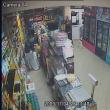 Client periculos: Un taximetrist travestit şi înarmat cu un cuţit de bucătărie a încercat să jefuiască un magazin