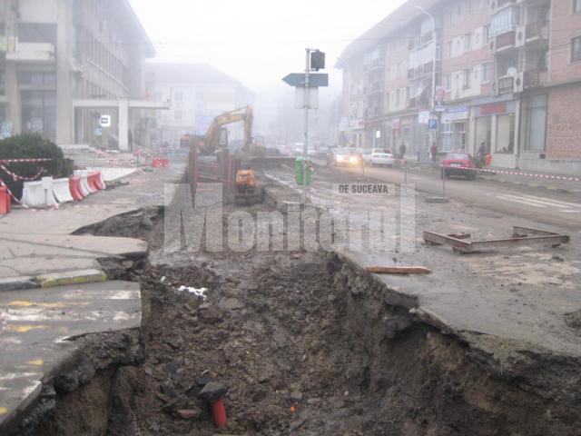 Tranşeele care brăzdează încă numeroase străzi din municipiul Suceava, părăsite de joi seara