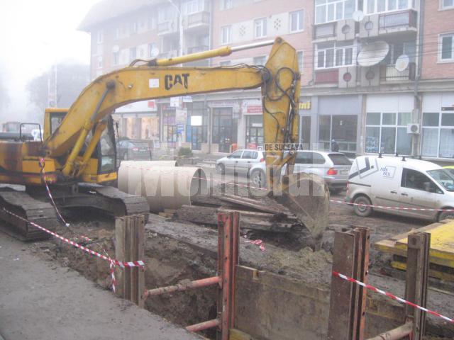 Tranşeele care brăzdează încă numeroase străzi din municipiul Suceava, părăsite de joi seara