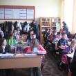 Politistii, impartind pliante elevilor Grupului Scolar Dumbraveni