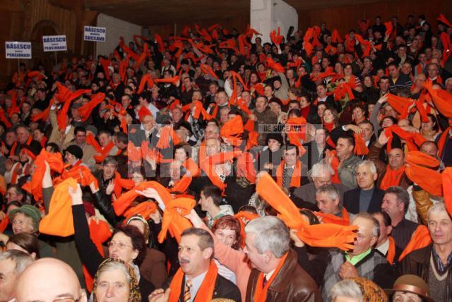 Pensionarii suceveni au umplut sala mare a Casei Culturii pentru a-şi arăta susţinerea faţă de Traian Băsescu