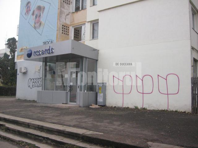 Prost gust: Centrul Sucevei, împânzit de „lalele” făcute cu graffiti