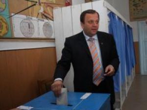 Gheorghe Flutur a votat „pentru un preşedinte care va asigura un drum drept pentru România”