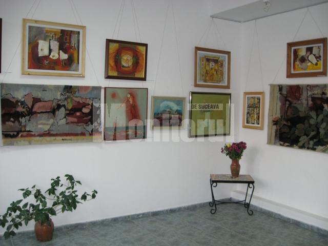 Secventa din expozitia de pictura, grafica si tapiserie realizata de Eugenia Goras si Georgeta Gheorghiu